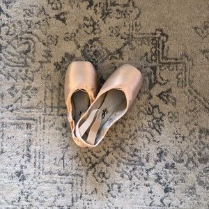 Brand New Capezio Pointe Shoes (with elastic sewn)